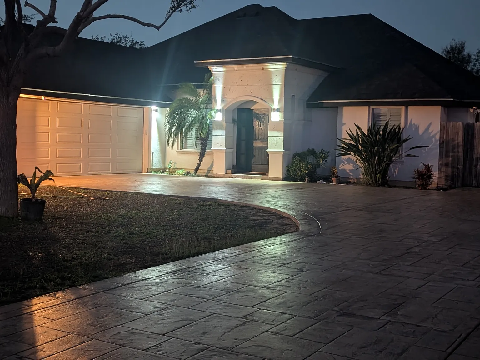 4 bed, 2300 sqft, $1,900 — Photo 2