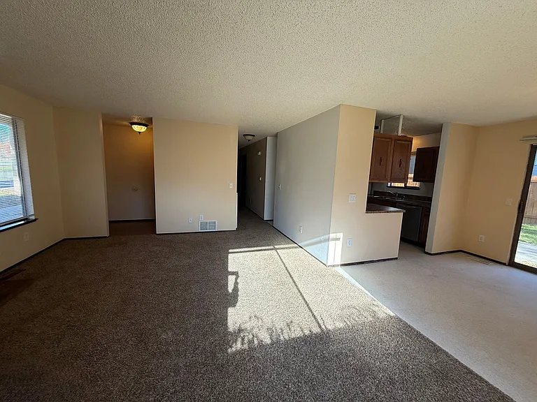 925 Gellatly St — Photo 6