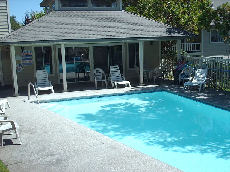 Redwood Grove Apartments — Photo 10