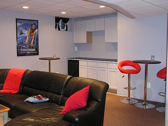 Theater room with dry bar