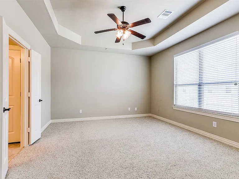 813 Newhaven Dr — Photo 10