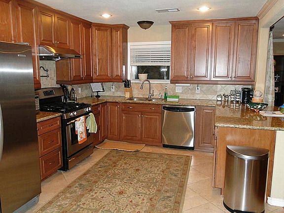 Cooks dream kitchen, granite counters, gas cooking, and all with a view of the family room