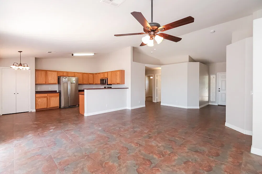3 bed, 2.0 bath, 1421 sqft, $2,210 — Photo 3