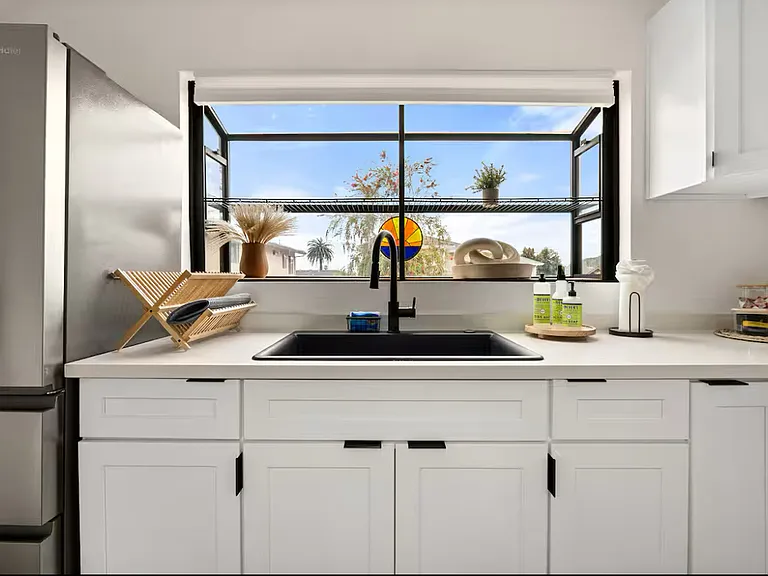 319 W Arrellaga St #1/2 — Photo 8