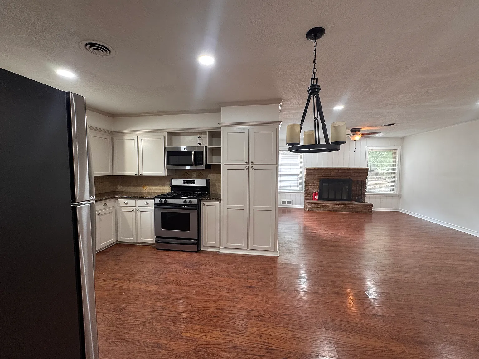 3 bed, 1841 sqft, $4,000 — Photo 3