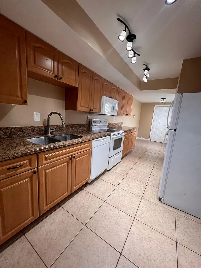 Lovely 2 Bedroom Townhome in Coral Springs — Photo 4