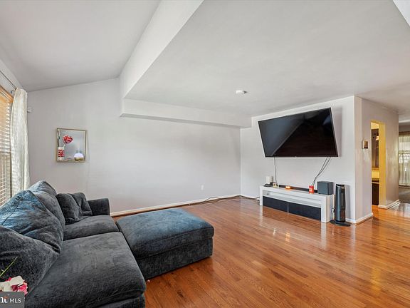 2nd image of 40 Bohemia Dr