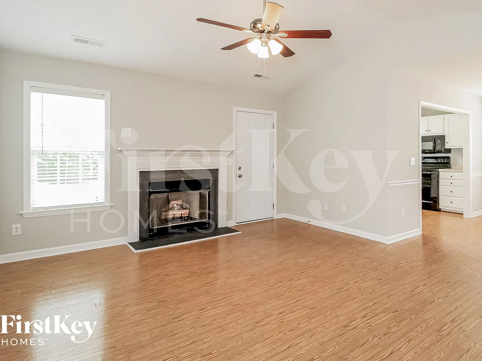 3 bed, 2.0 bath, 1219 sqft, $1,960 — Photo 3