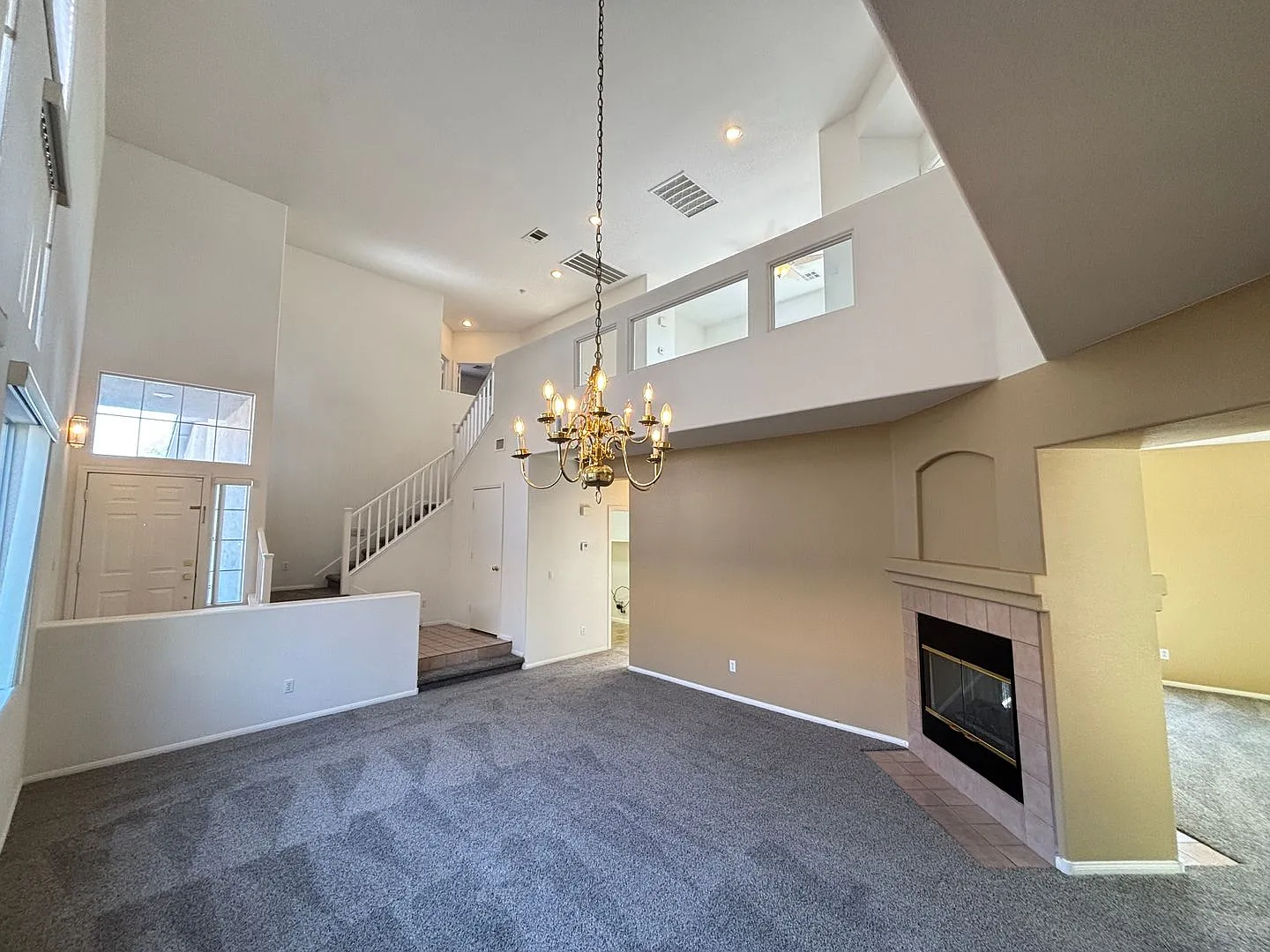 Stunning 4 Bed/2Bath/2Car home located in the Village in Summerlin! — Photo 2