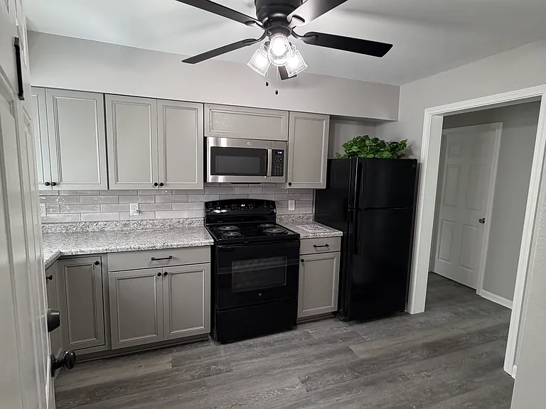 4517 Douglas Rd — Photo 4