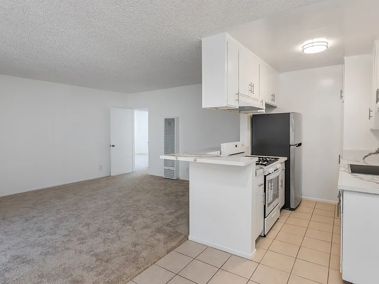 4065 McLaughlin Ave — Photo 4