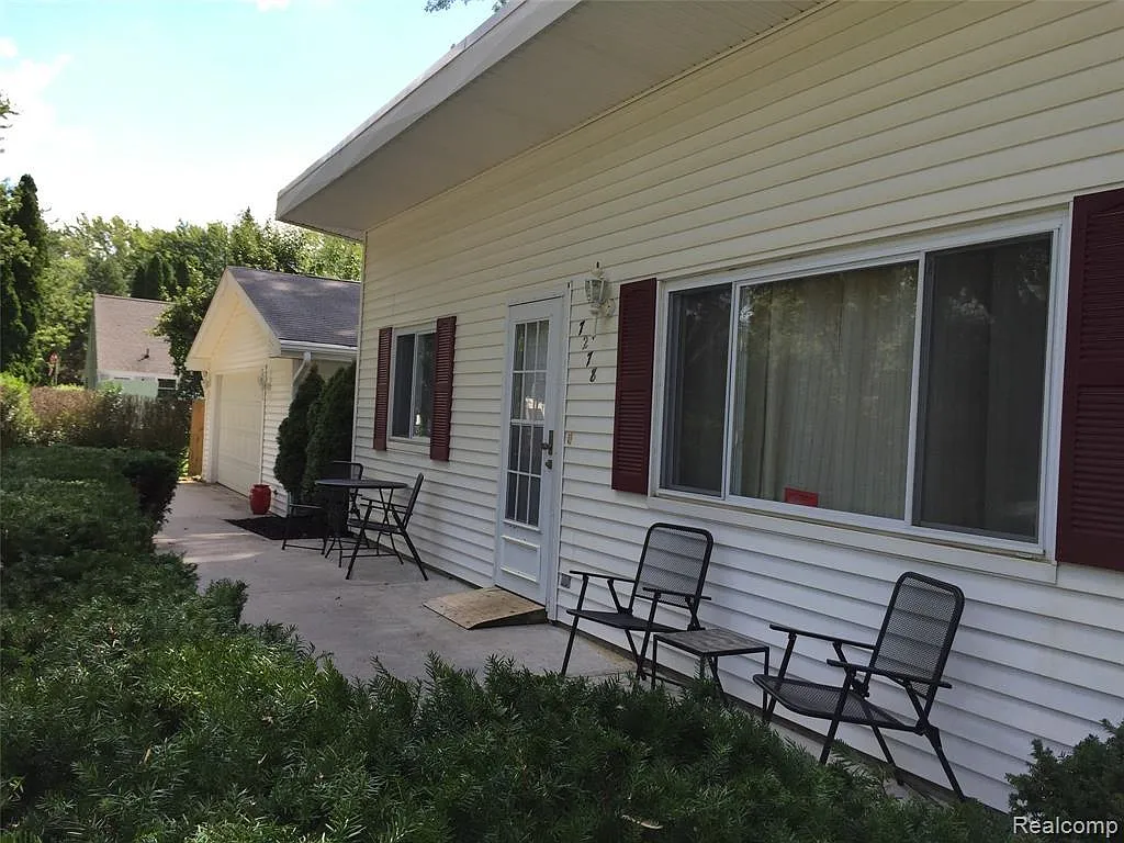 3 bed, 1100 sqft, $2,300 — Photo 2