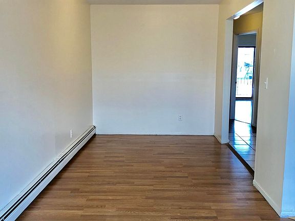 4th image of 379 Bradley Ave