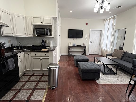5th image of 217 N 11th St APT 301