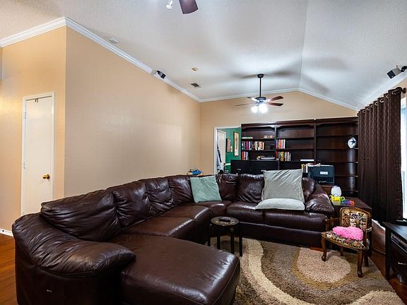 4th image of 1085 Glencrest Dr