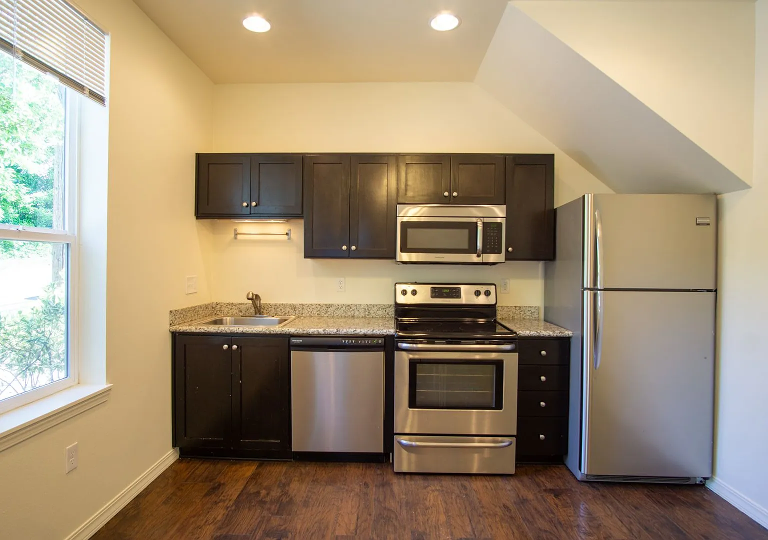 Sellwood 1Bdr Townhouse w/ W/D, DW, & Balcony! — Photo 4