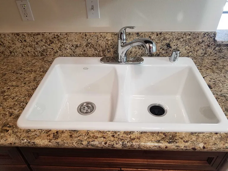 Mammoth Ave — Photo 26