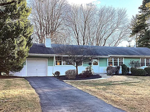 120 Hunt Club Ln, Newtown Square, PA 19073