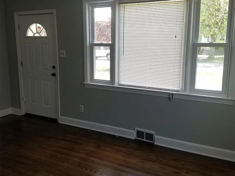 215 W 3rd St — Photo 2