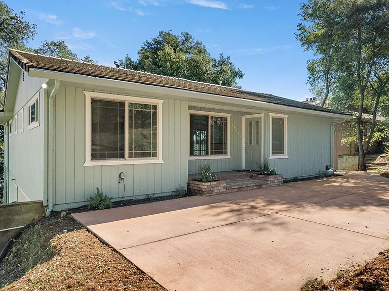 3010 Southlake Dr — Photo 2