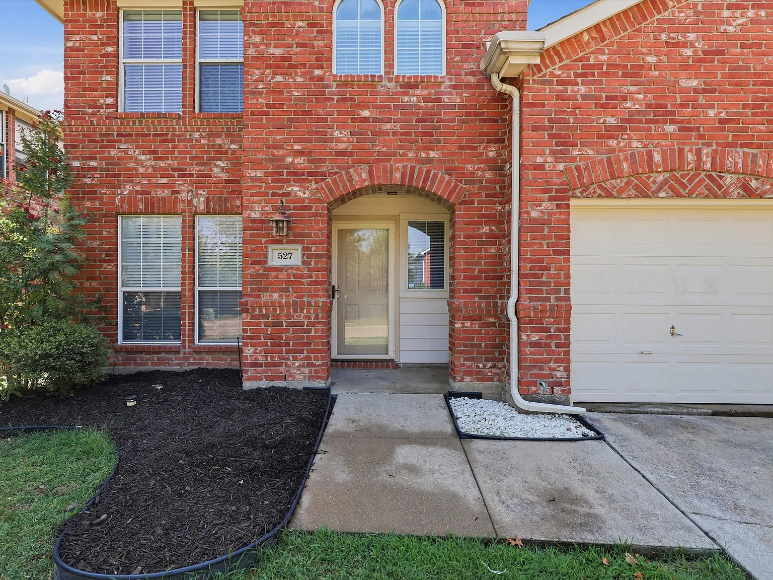 4 bed, 2.5 bath, 2102 sqft, $2,395 — Photo 4