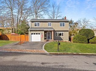 7 Lamb Pl, Dix Hills, NY 11746