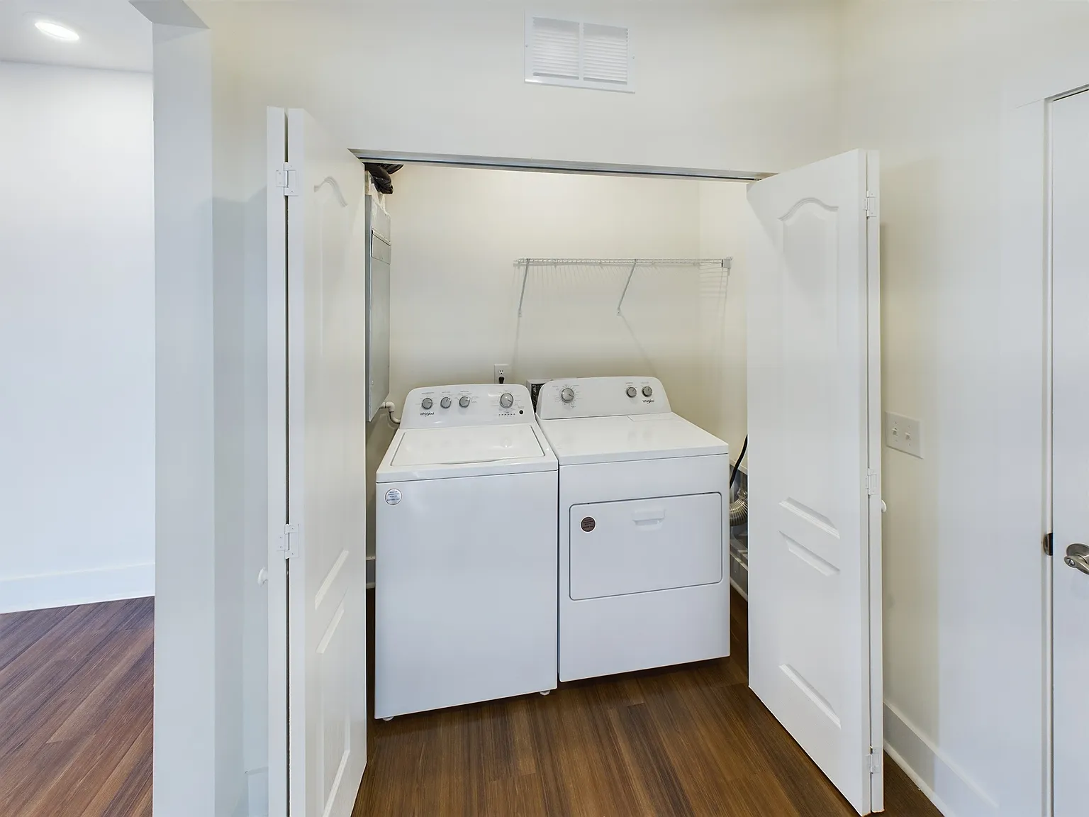 1 bed, 874 sqft, $1,909 — Photo 4