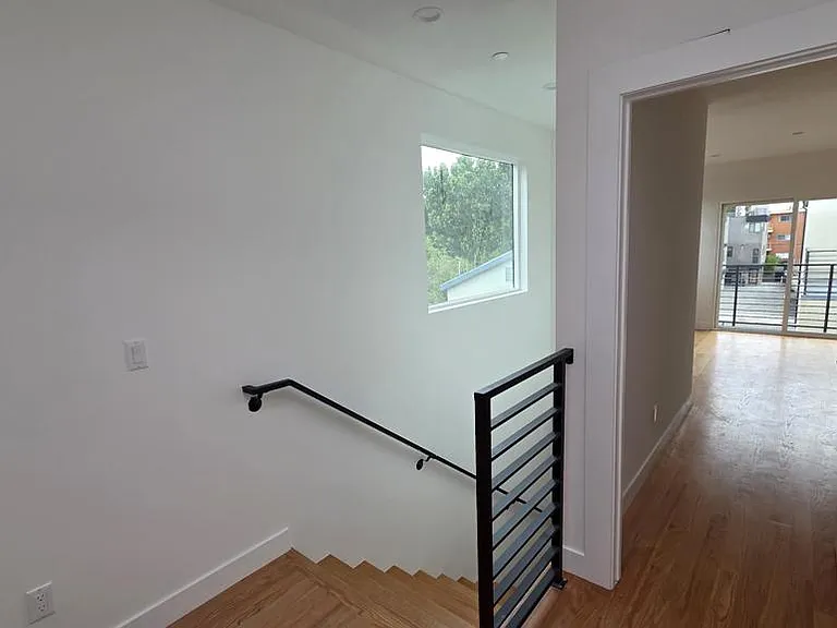 917 1/2 N Ridgewood Pl — Photo 6