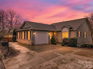 17 Driver Ct, Hendersonville, NC 28739