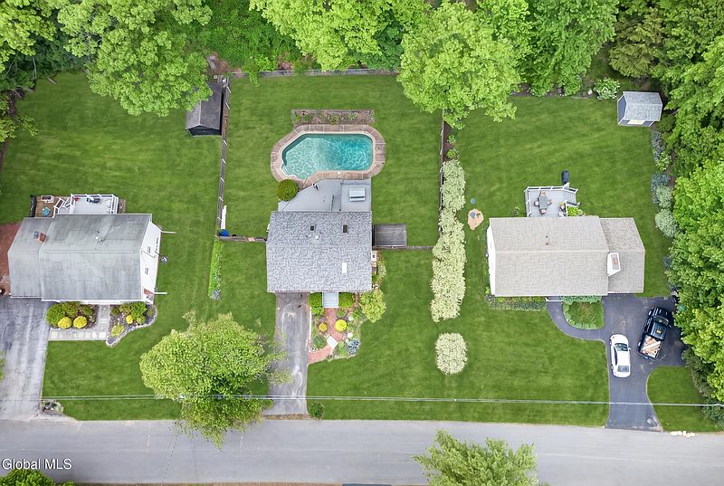 2nd image of 5 White Pine Lane