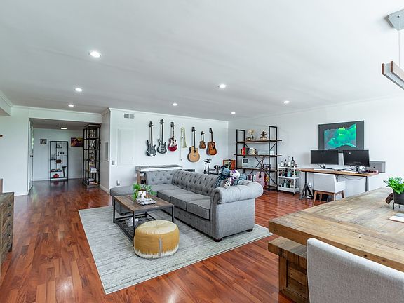 3rd image of 5301 Balboa Blvd Unit H10
