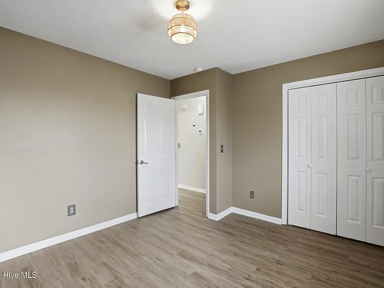1299 Wellington Ave — Photo 14