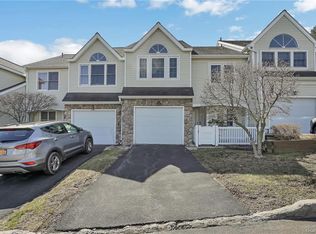 27 Spruce Ridge Dr, Fishkill, NY 12524