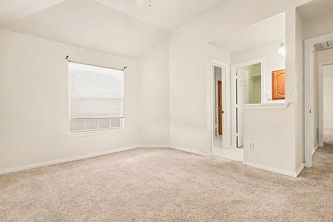 1027 Creek Bnd — Photo 17