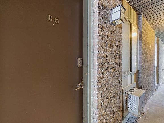 3rd image of 2134 Fairfax Ave APT B6