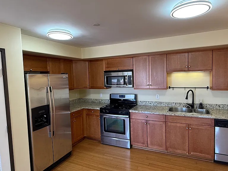 255 W 7th St #16 — Photo 8