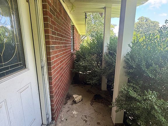 2nd image of 2203 Oak St