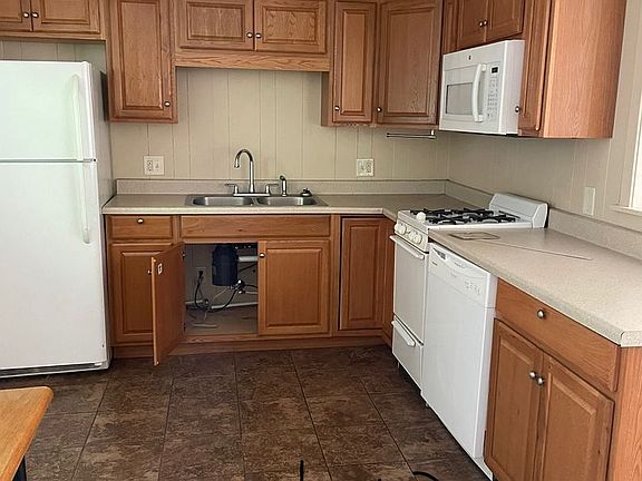 3rd image of 606 S Trenton St #10