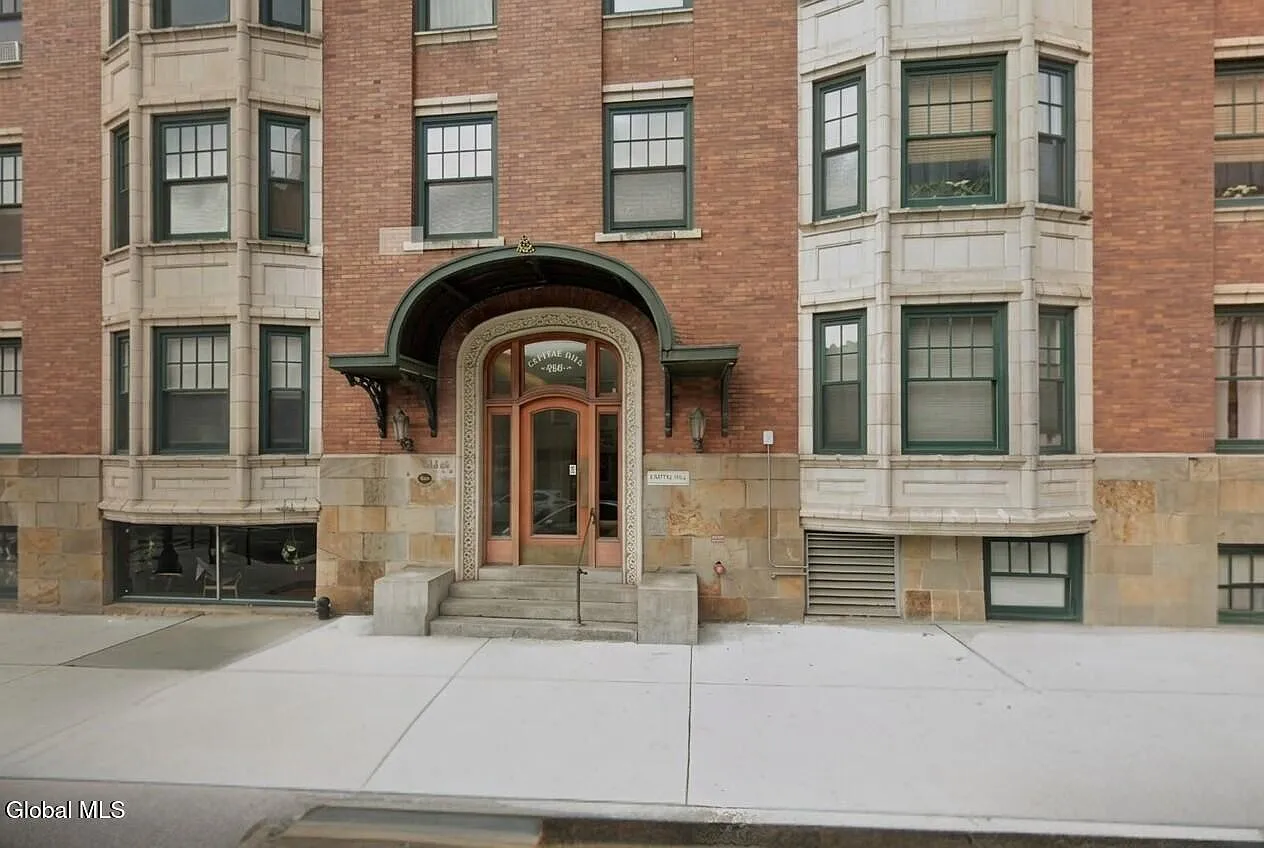1 bed, 858 sqft, $2,200 — Photo 1