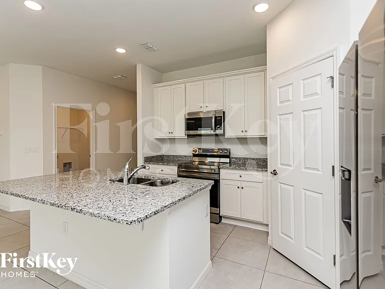 348 Corbel Ln — Photo 5