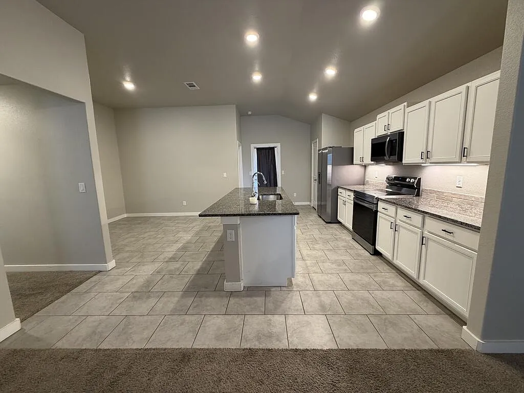 3 bed, 2.0 bath, 1566 sqft, $2,500 — Photo 2