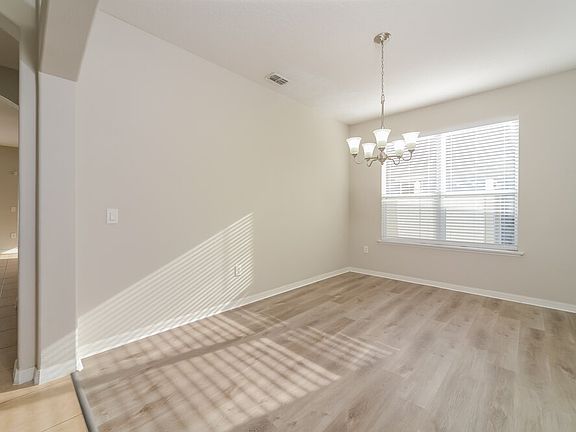 5th image of 2041 The Oaks Blvd