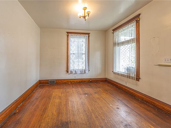 3rd image of 114 Union St