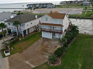 445 Hana Dr, Tiki Island, TX 77554