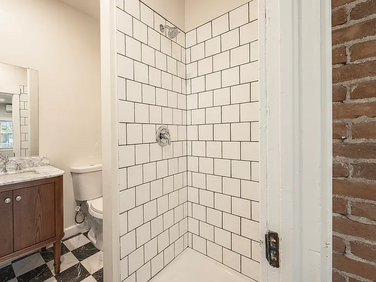 605 E 4th St — Photo 12