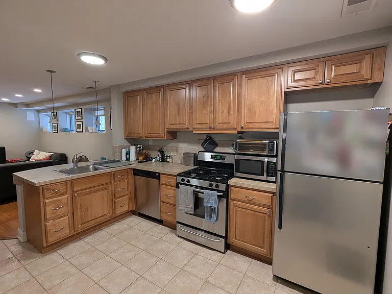 658 W Aldine Ave #B — Photo 4