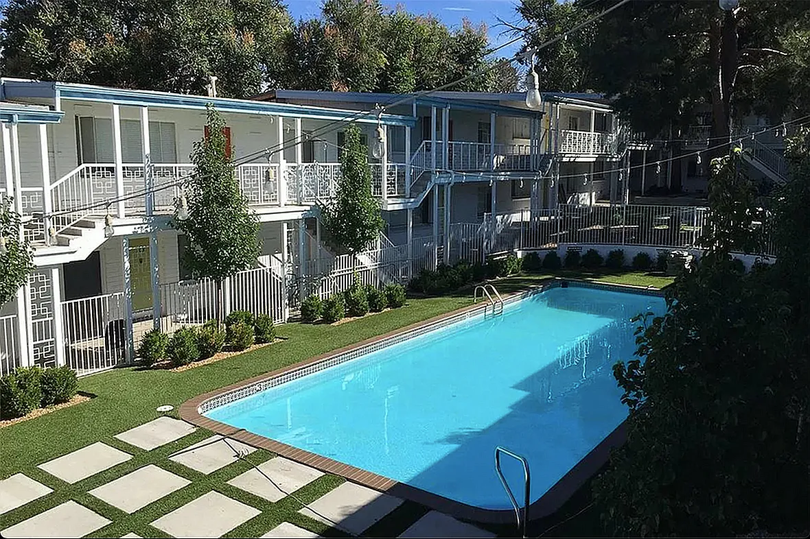Catalina Apartments — Photo 1