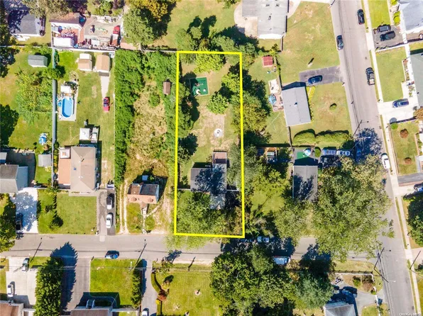 (undisclosed Address), Bay Shore, NY 11706