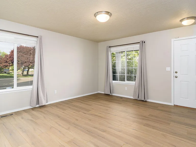 335 E Moskee St — Photo 3
