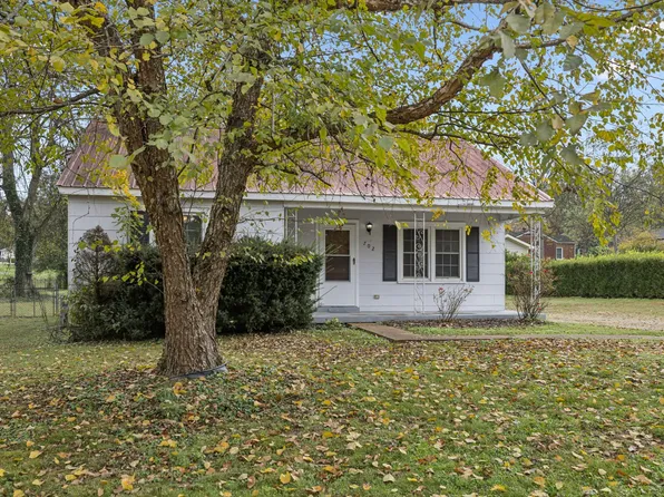702 Royal Oaks Dr, Columbia, TN 38401